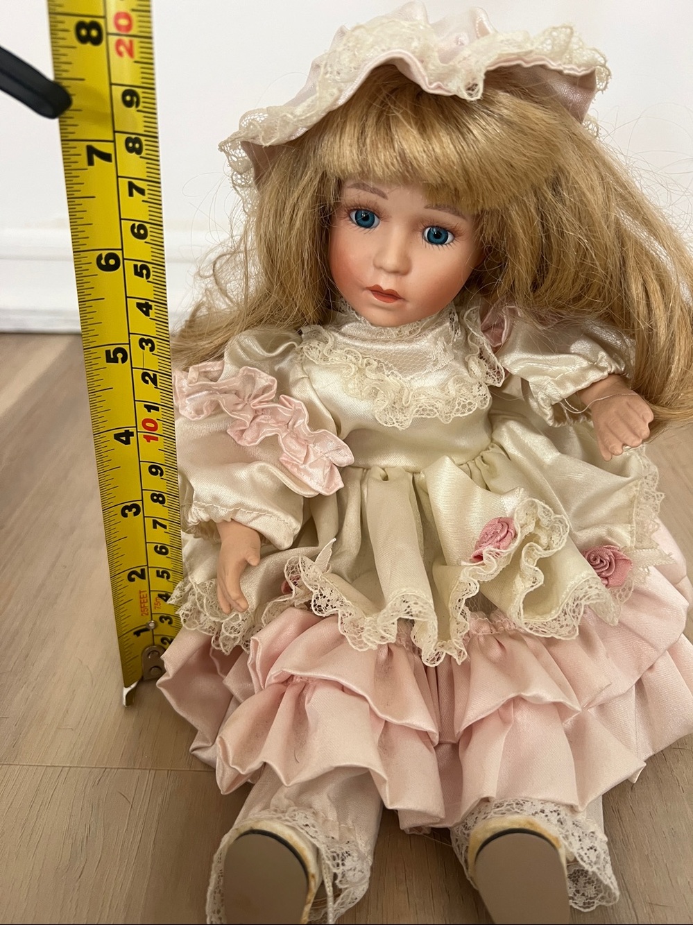 Vintage Porcelain Collectible Doll with Music Cream Pink dress - Picture 7 of 7
